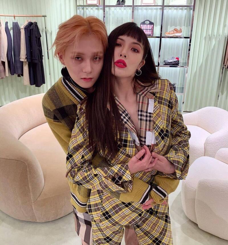 泫雅與丈夫龍俊亨近期相繼與公司解約，現時均為獨立歌手。