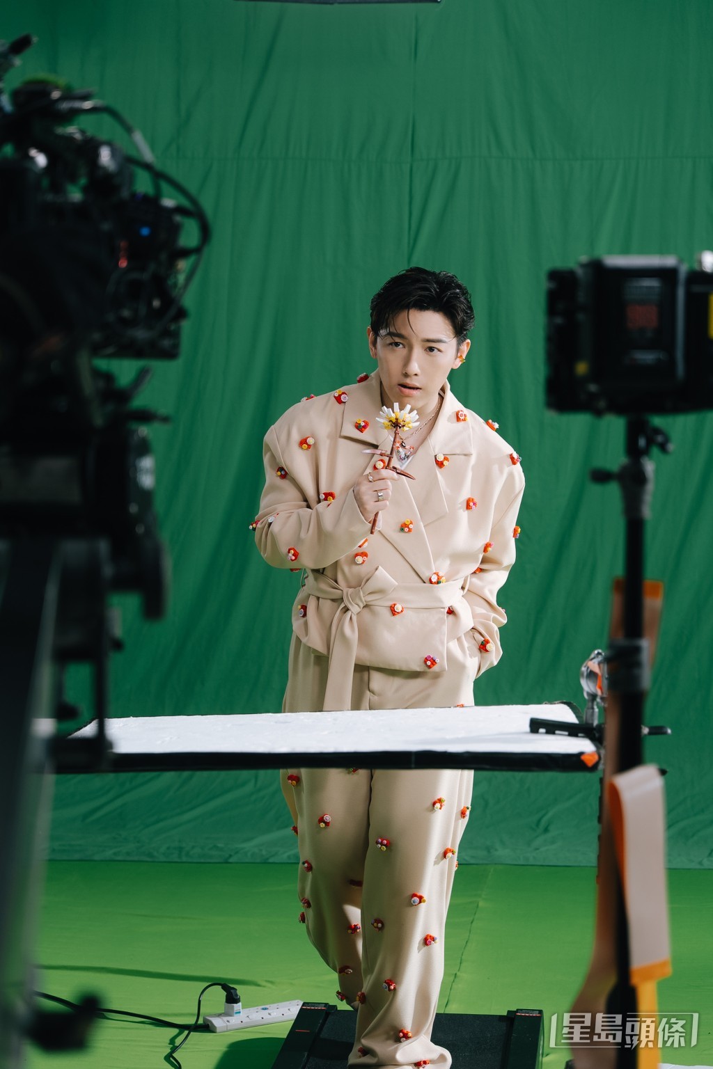 兩人合作畫面有型。