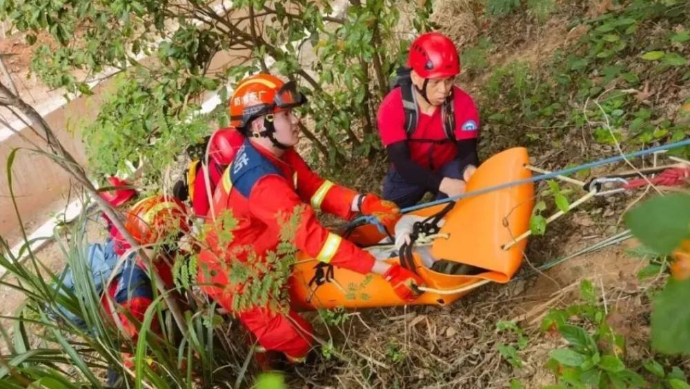深圳梧桐山女子擅闖野徑失足受傷 多部門聯合三小時成功救援
