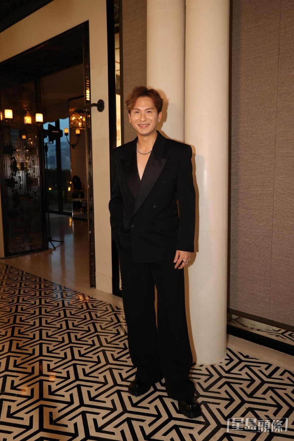 周吉佩的打扮比以往更見型格。