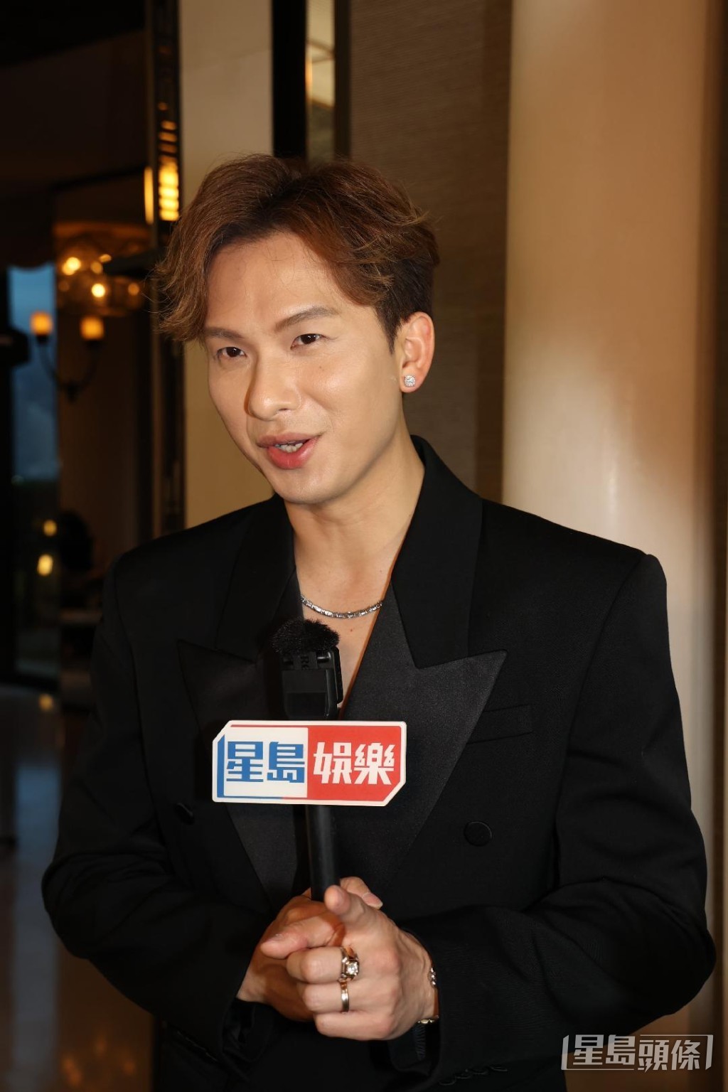 周吉佩預告在演唱會上會自彈自唱。