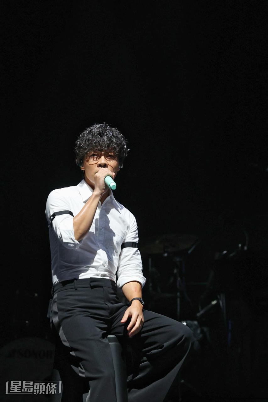 盧廣仲以白色恤衫、黑色長褲的調酒師造型亮相舞台。