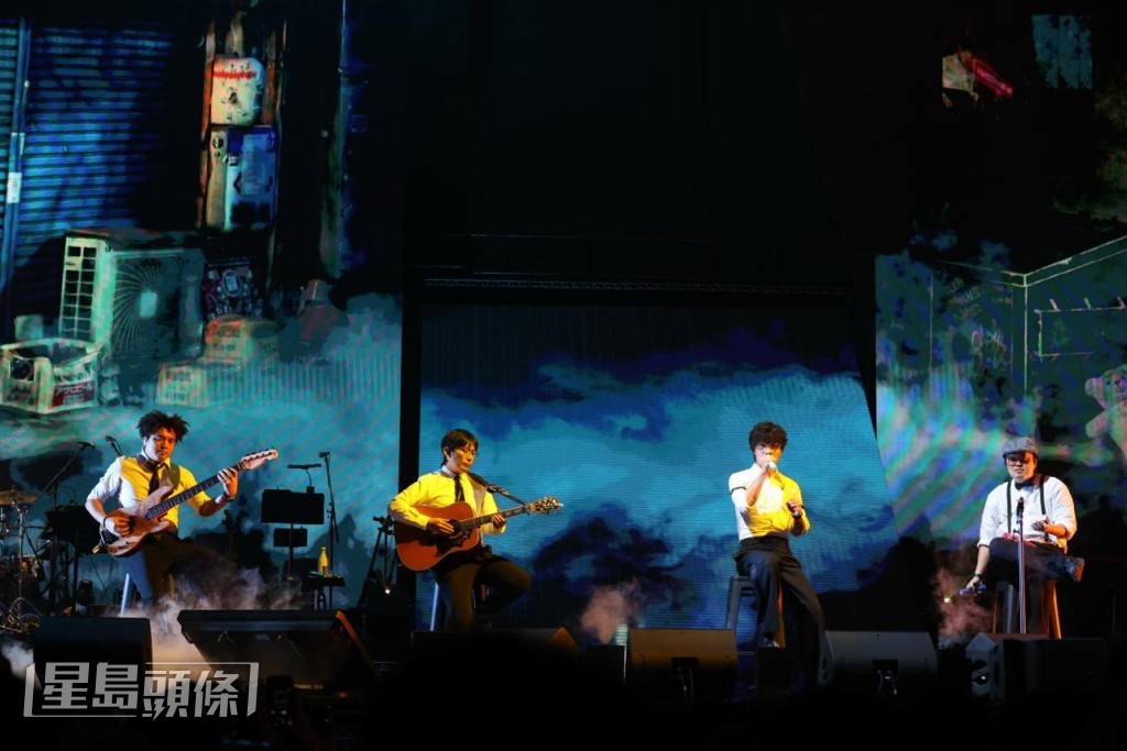 他特別編排了《Lovesong》、《才二十三》等方大同的作品組成組曲，向故友致敬。