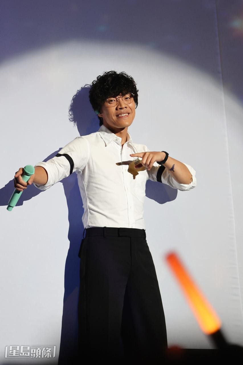 他相信大家都曾有心傷的體驗，這些歌曲是想告訴大家，傷心其實有很多種面貌。