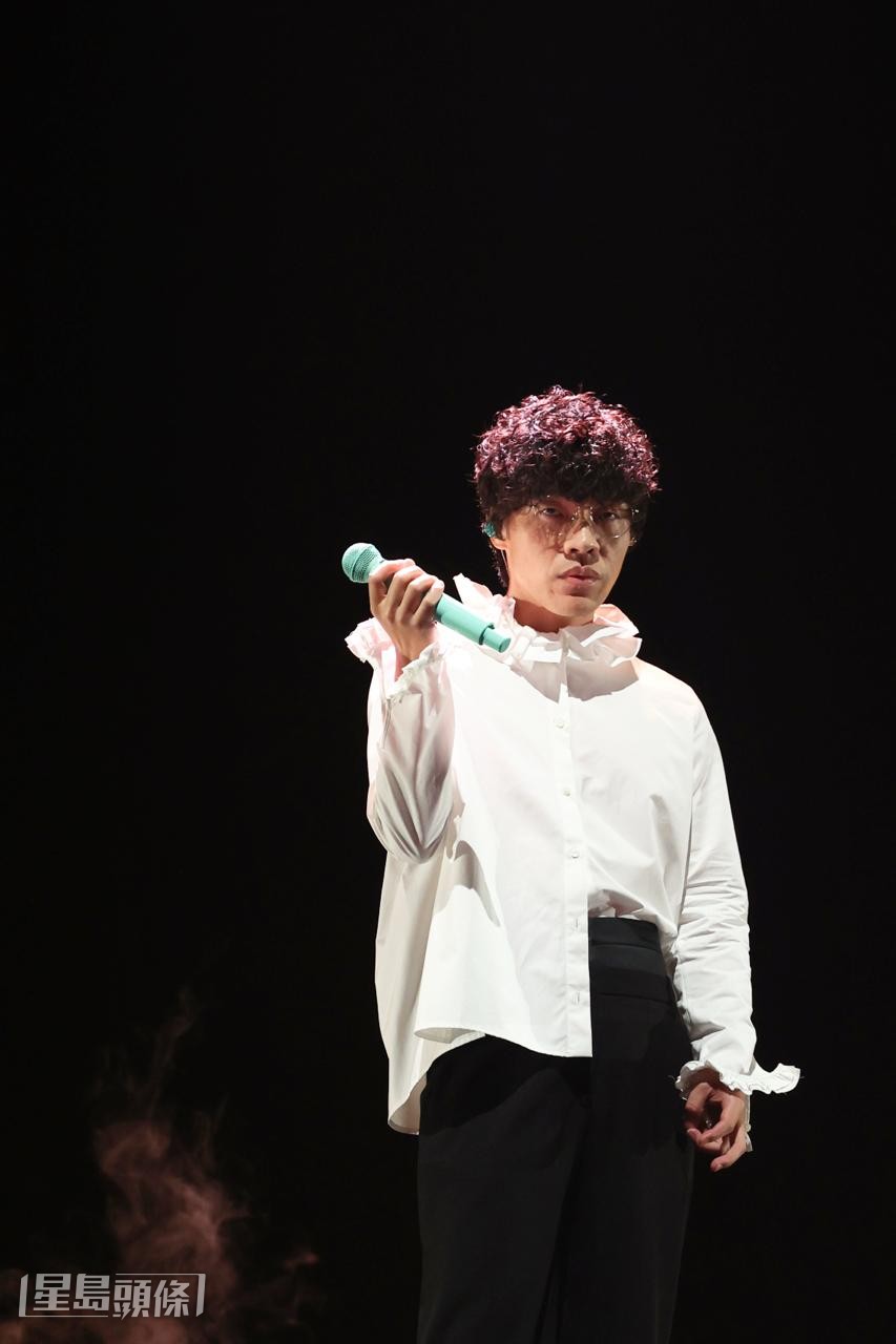 他認為傷心也可以是一種養份，傷心的模樣亦可以很可愛。