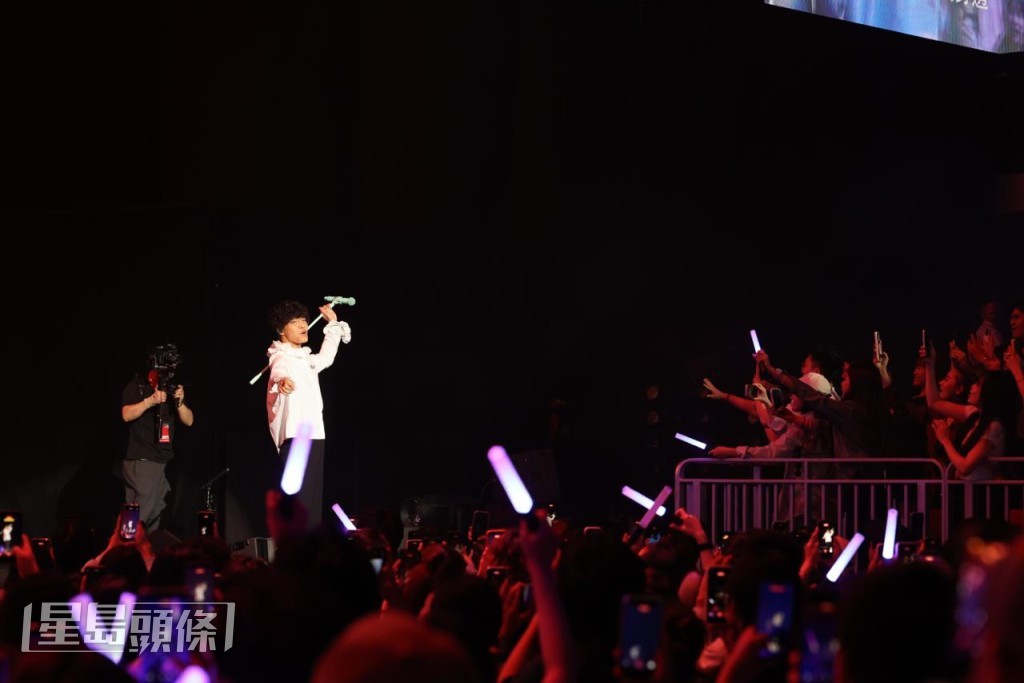 演唱《我愛你》時，盧廣仲走近台邊並邀請觀眾站起來。