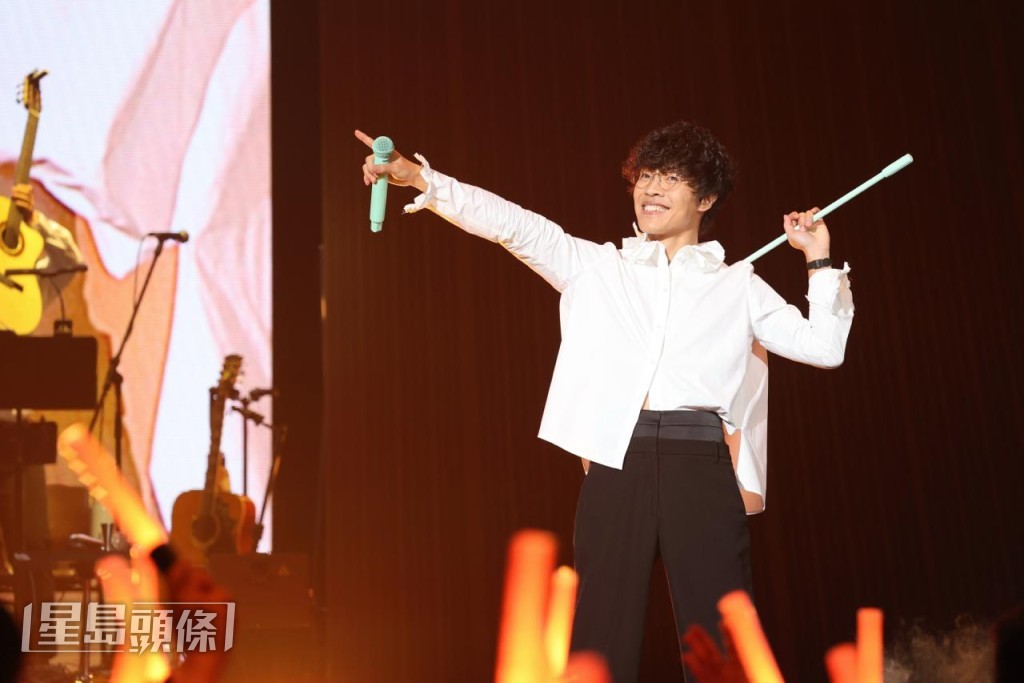 觀眾跟着又唱又跳，他笑言這樣大家看起來會高一點。