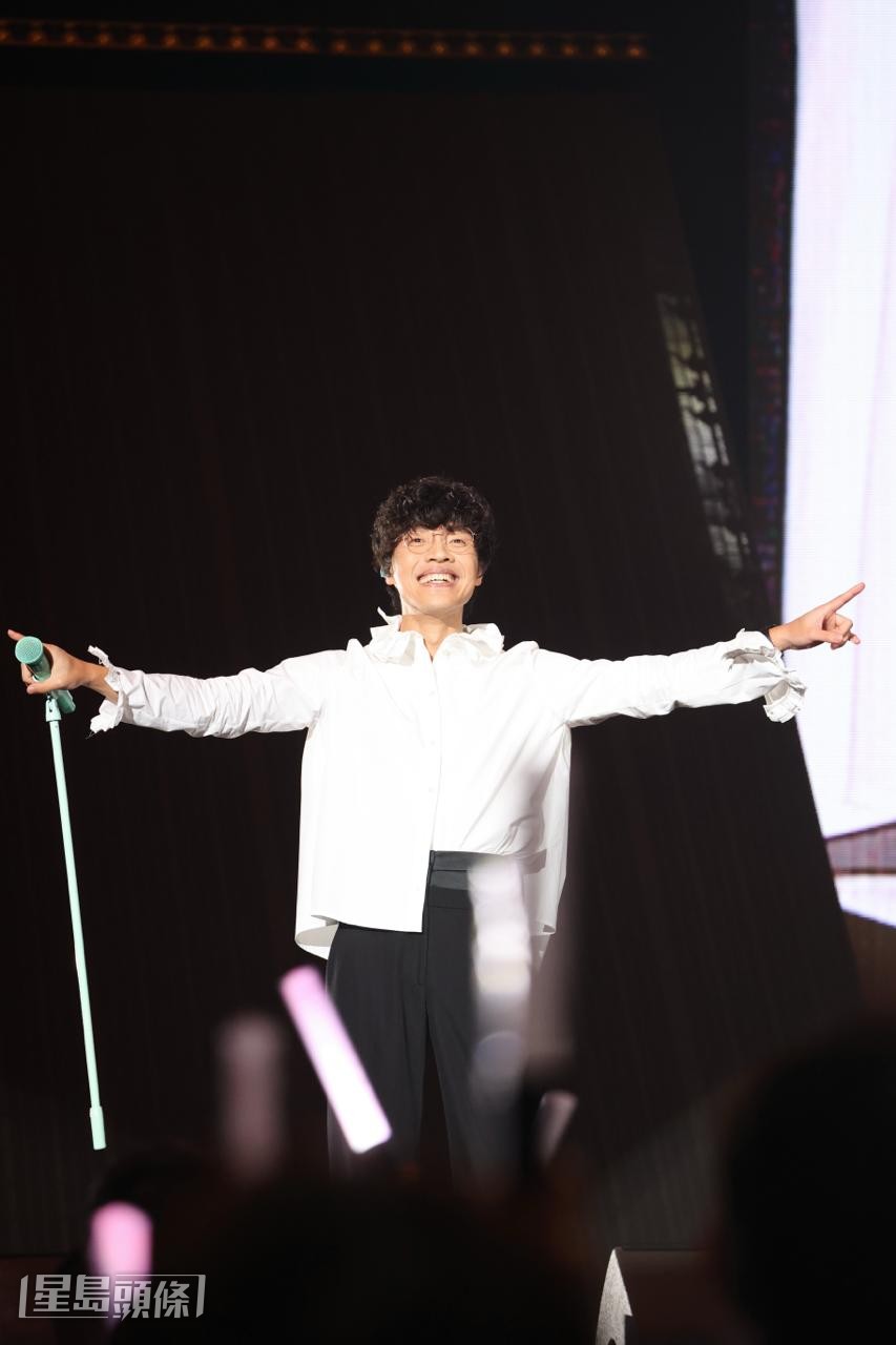 接着唱《早安，晨之美！》時，粉絲跟着和唱「對啊對啊」。