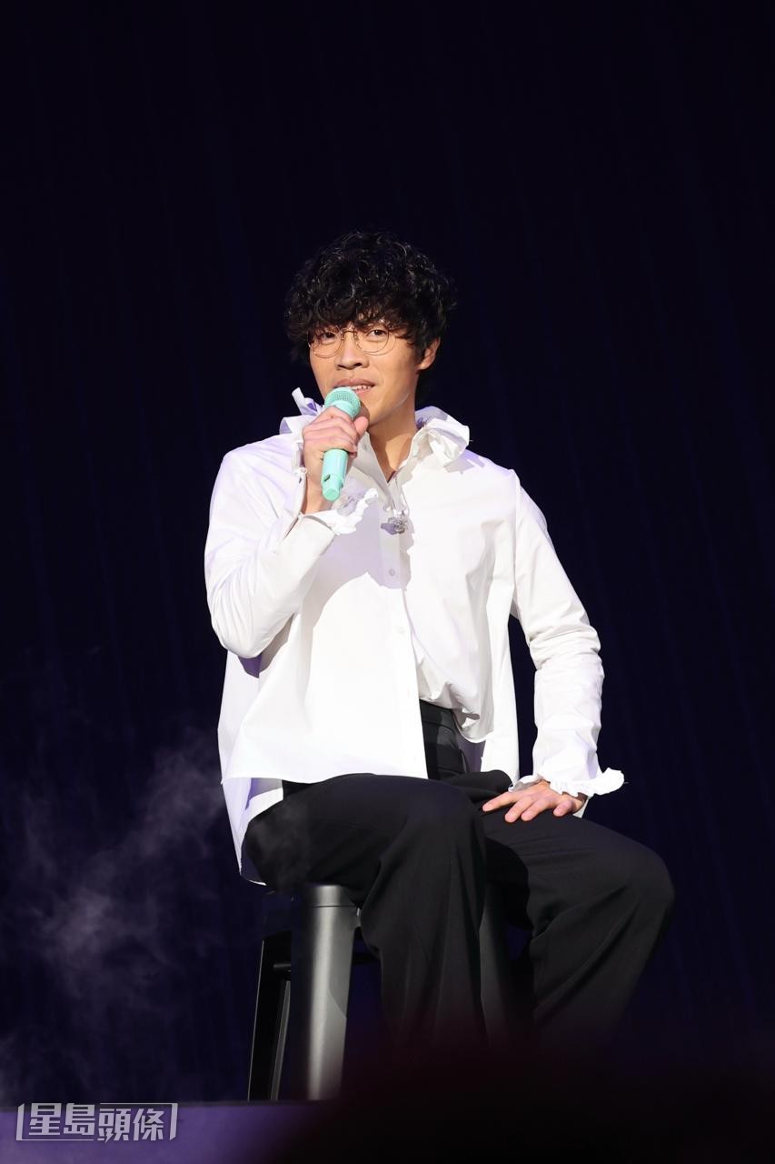 唱完13首歌後，盧廣仲停下向觀眾打招呼：「好久不見，我又回來了！」