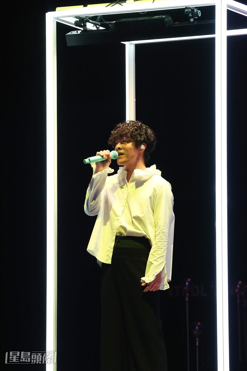 盧廣仲提到能在香港唱這麼多首歌，並問觀眾是否注意到他這次沒有拿着結他。