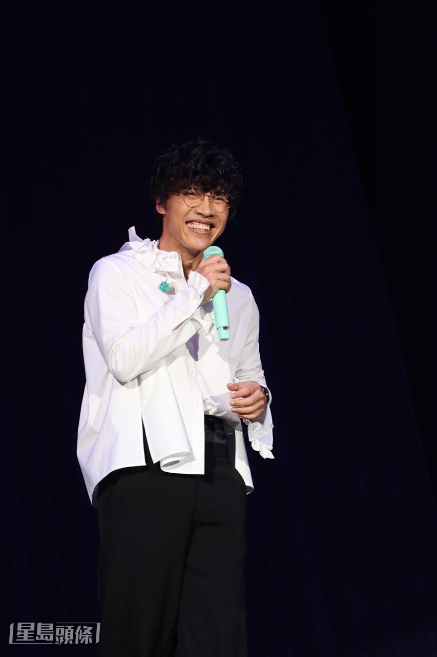 他憶述二十年前初次來港在廣東道表演，當時沒抱結他，感到毫無安全感。