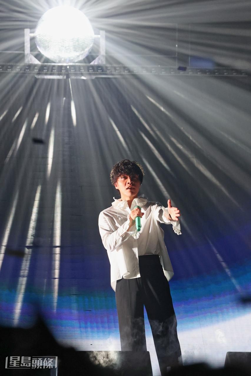 如今他發現不拿結他也能與大家對話，因此鼓勵大家要相信自己。