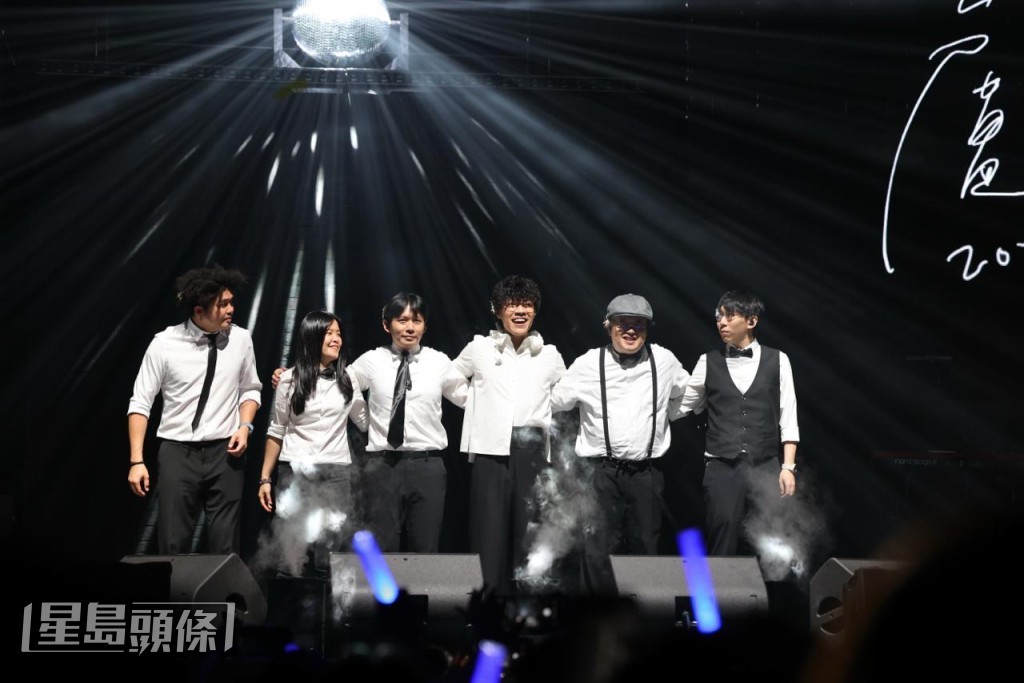 他與台上樂手一同向觀眾鞠躬謝幕。