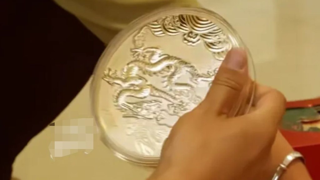 中風老翁藏逾200枚金幣 妻子發現實為紀念幣