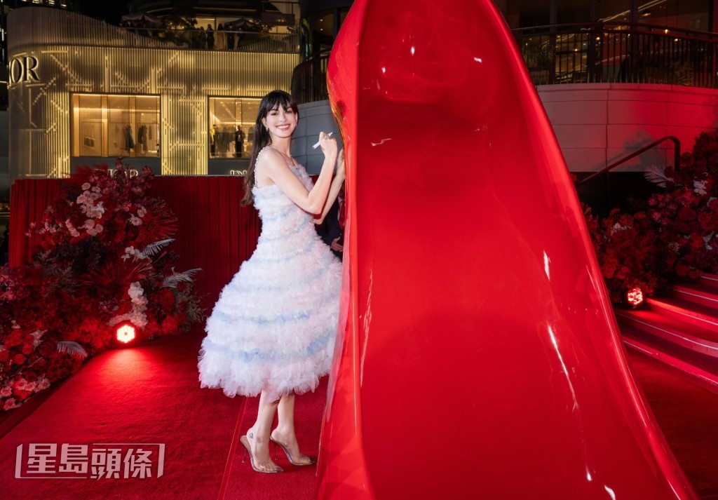 安妮夏菲維以一襲中國設計師Susan Fang設計的輕盈仙女傘裙亮相，配上其招牌齊瀏海長髮與水晶鞋。