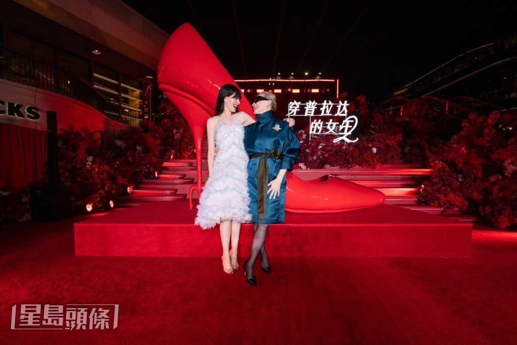 兩人換上全新裝束，參與在上海前灘太古里舉辦的大型粉絲見面會及紅地毯活動。