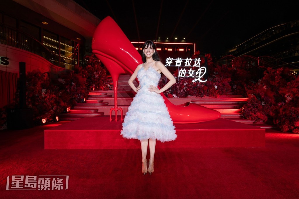 安妮表示，選擇這條裙子是因為二十年後能再與梅麗史翠普合作《穿PRADA的惡魔2》宛如奇蹟，故特意挑選夢幻造型紀念此刻。
