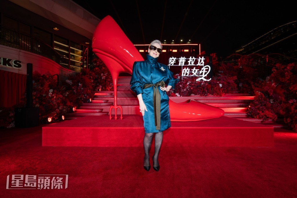 梅麗史翠普以Saint Laurent藍色風衣搭配墨鏡的造型壓軸登場。