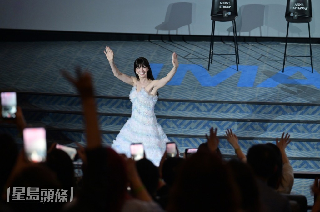 安妮夏菲維用中文向現場觀眾打招呼，說了「你好」。