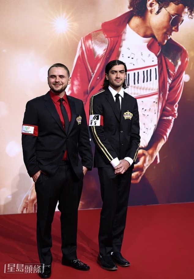 Prince和Bigi在首映禮上，以模仿父親的經典造型亮相。（路透社）