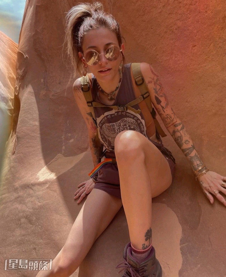 據報道，Paris相信家族好友對其父的指控，已低調移除身上有關米高積遜的紋身。