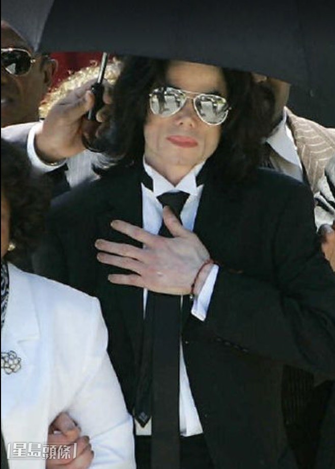 米高積遜曾於1993年及2005年因涉性侵兒童受審，最終雖獲判無罪，但離世後相關嫌疑仍未被完全抹去。