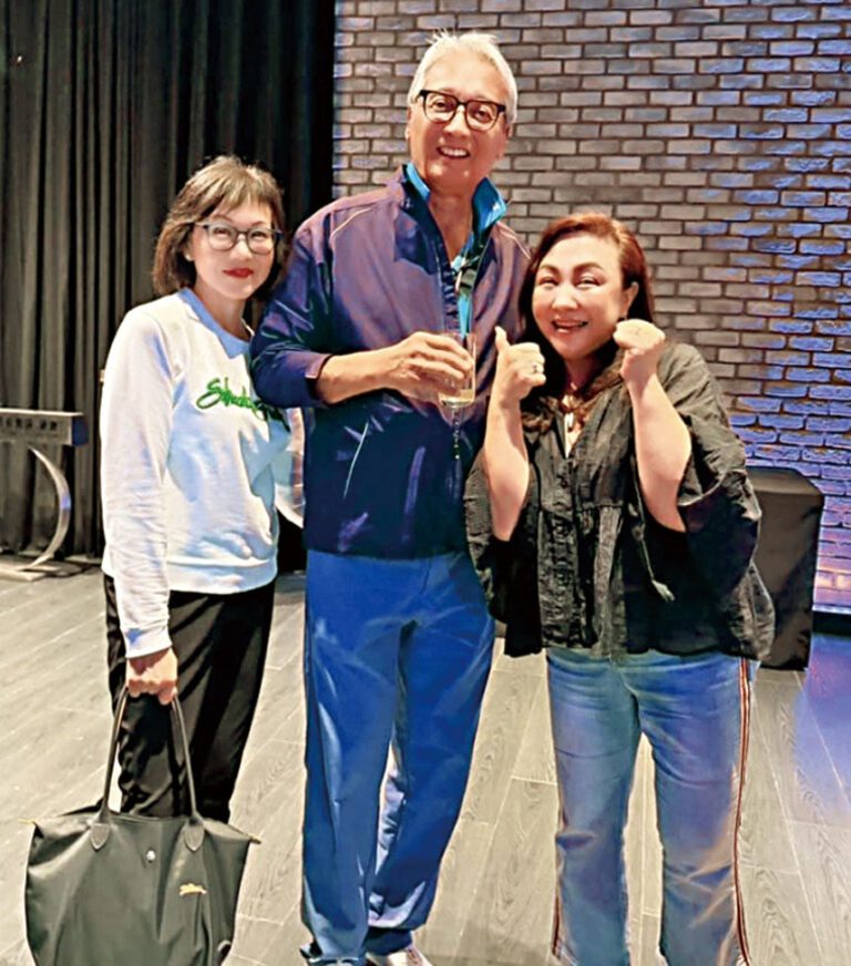 鄭怡（右）赴美演出，開心分享和偶像秦祥林（中）的合照。網上圖片