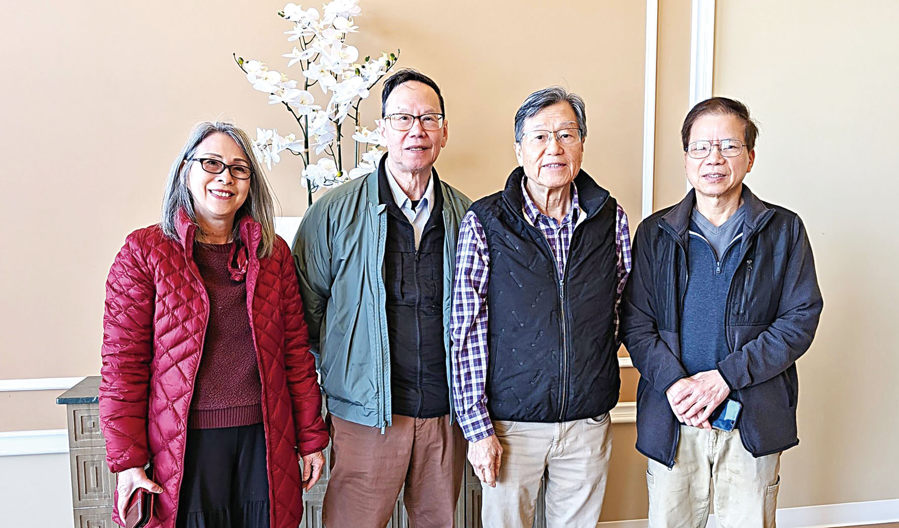 (左起)關秀娟、梅海生、梅錫銳、梅宇國重新開業第一天合影。李強攝