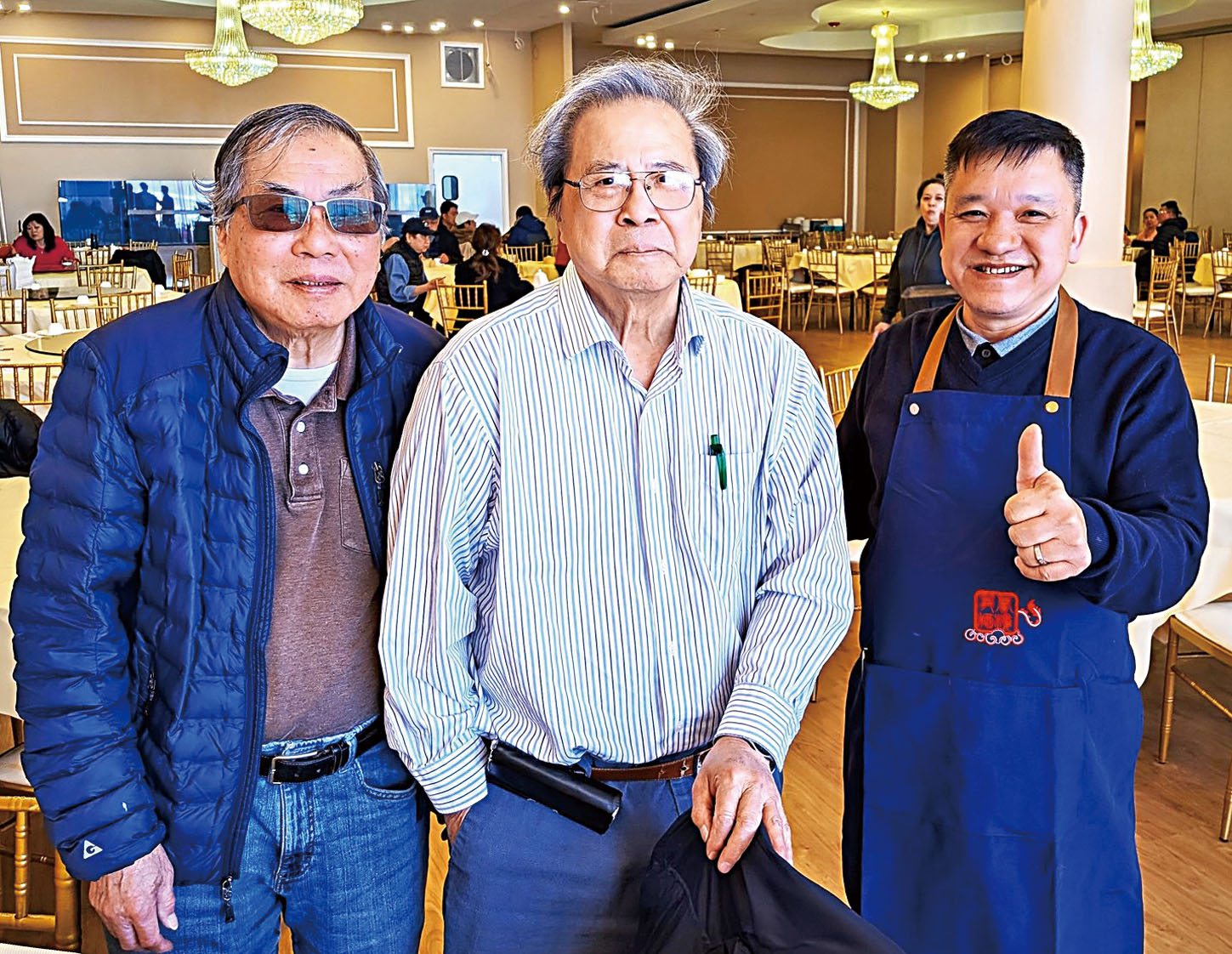 (右起)麥先生同兩位老食客合影。