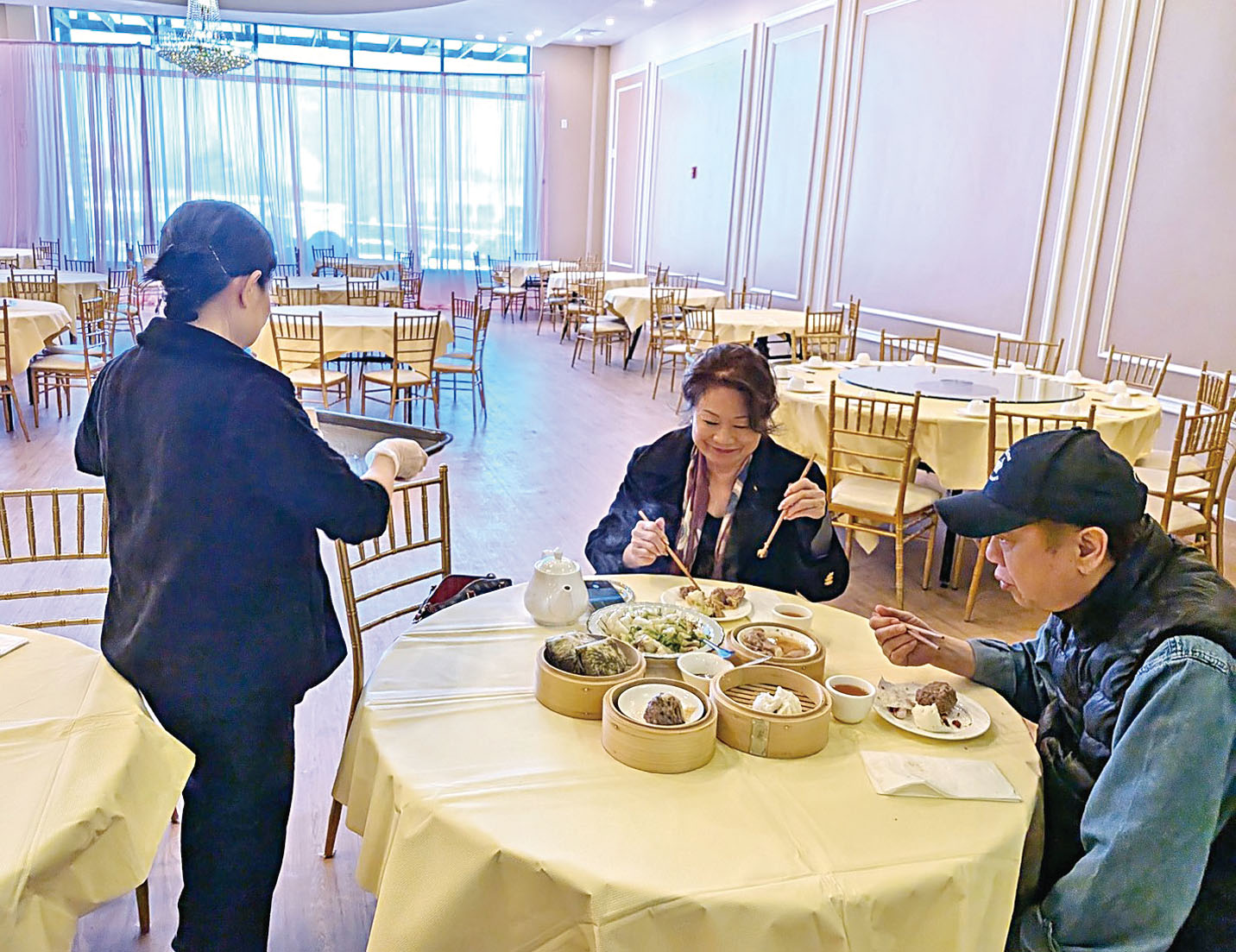 食客享用傳統廣東早茶。