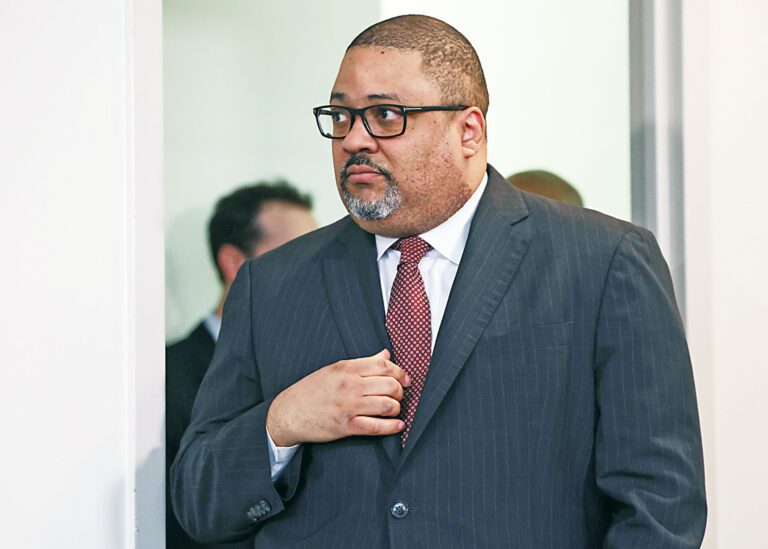 白艾榮指出，詐騙分子利用臉書偽裝成義務移民法律服務機構，對無證移民進行詐財。Caitlin Ochs/紐約時報