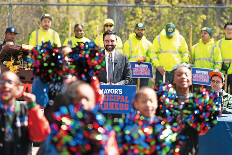 馬姆達尼在布朗士一處垃圾遍布的空地上舉行盛大活動。市長辦公室圖片