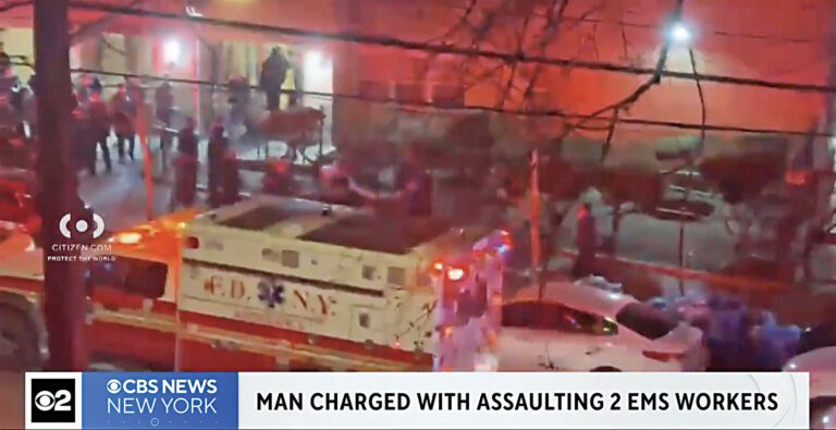 男子在接受救護時與執勤人員爆發衝突，造成4名救護人員受傷。CBS紐約截圖