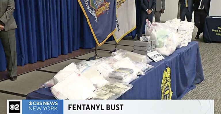 執法人員6小時內發動跨區行動，成功搗破紐約市3處芬太尼包裝工場。CBS紐約截圖