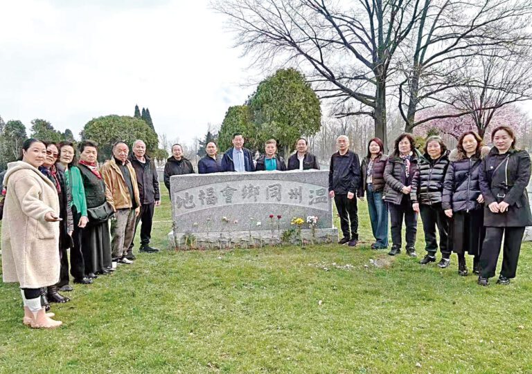 紐約溫州同鄉會會長王崇章與會員鄉親在新澤西州溫州同鄉會所屬的兩處墓園開展祭拜先人活動。