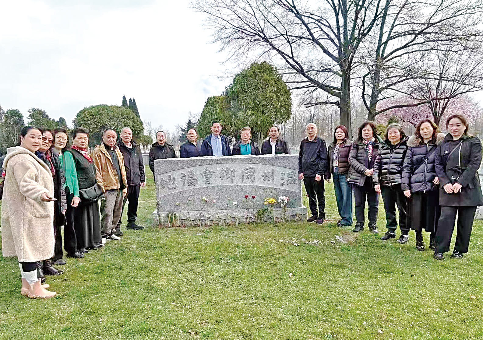 紐約溫州同鄉會會長王崇章與會員鄉親在新澤西州溫州同鄉會所屬的兩處墓園開展祭拜先人活動。