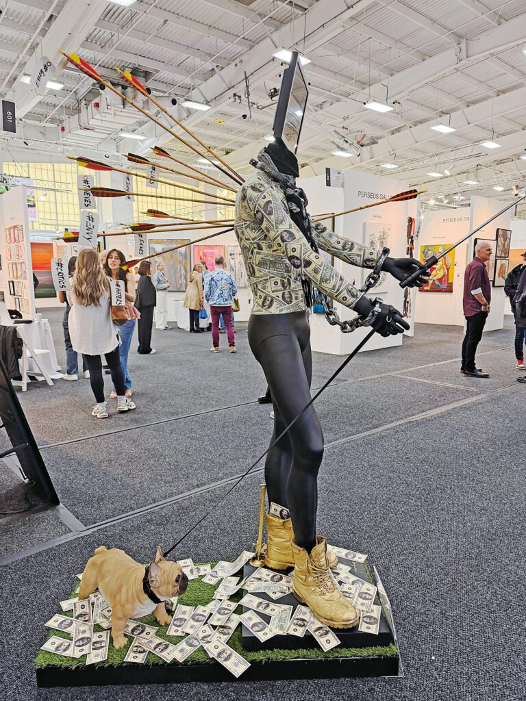 藝術博覽會門口這件人像作品吸引不少人猜測一地紙幣的真偽。