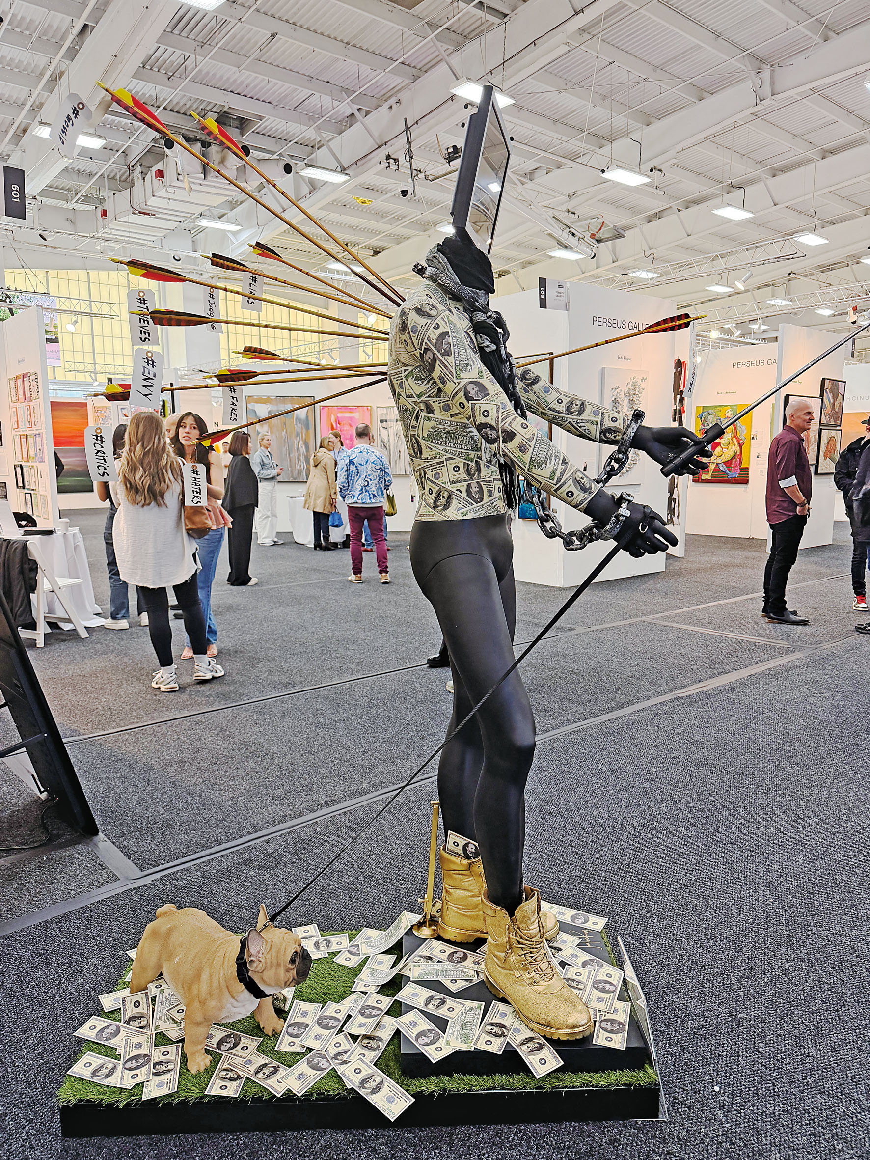 藝術博覽會門口這件人像作品吸引不少人猜測一地紙幣的真偽。