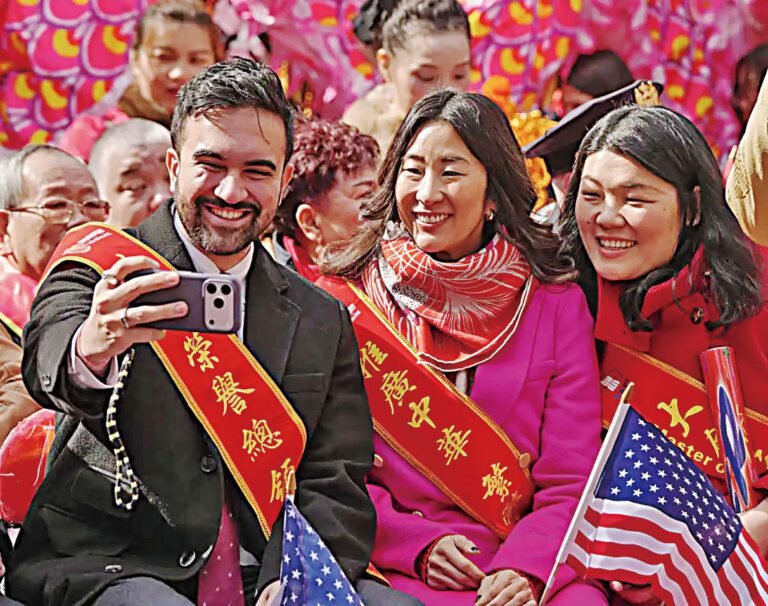 不久前首次參加華埠遊行的市長馬姆達尼受民眾包圍。 照片取自市長臉書