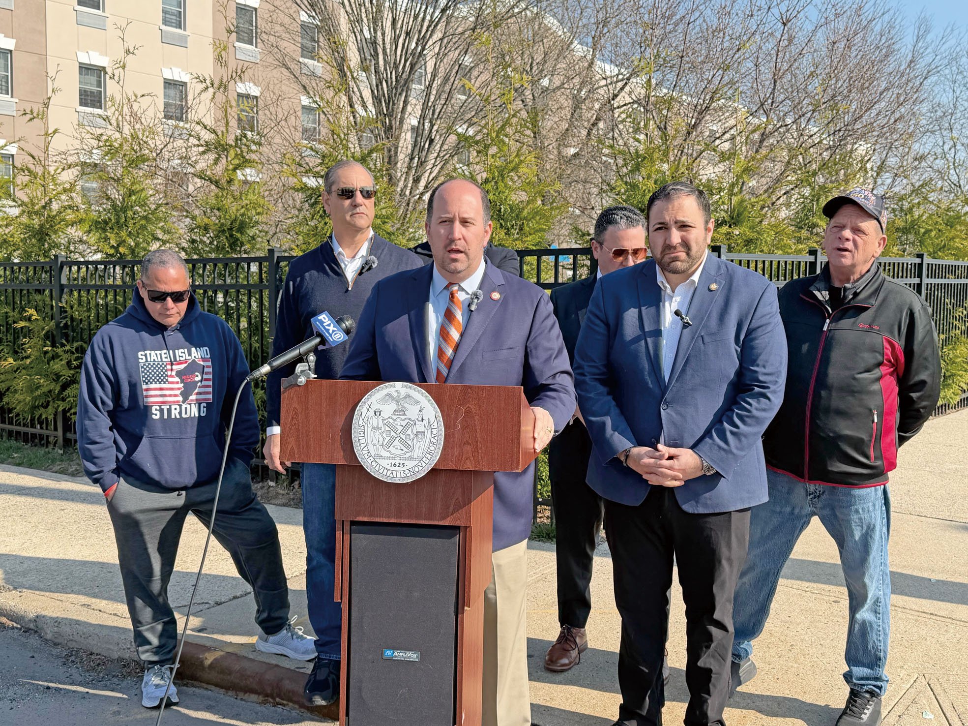 卡爾指市府遊民計劃存在嚴重舞弊,貪污。