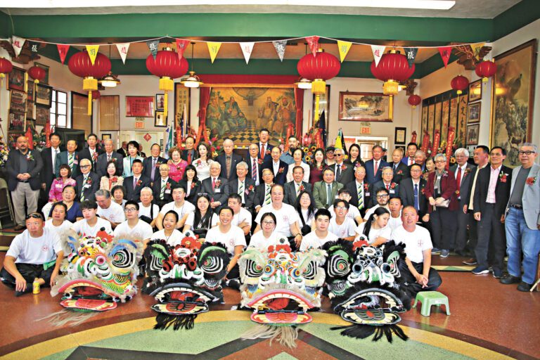 羅省龍岡親義公所春節祭祖，瑞獅團與嘉賓共襄盛會。公所提供