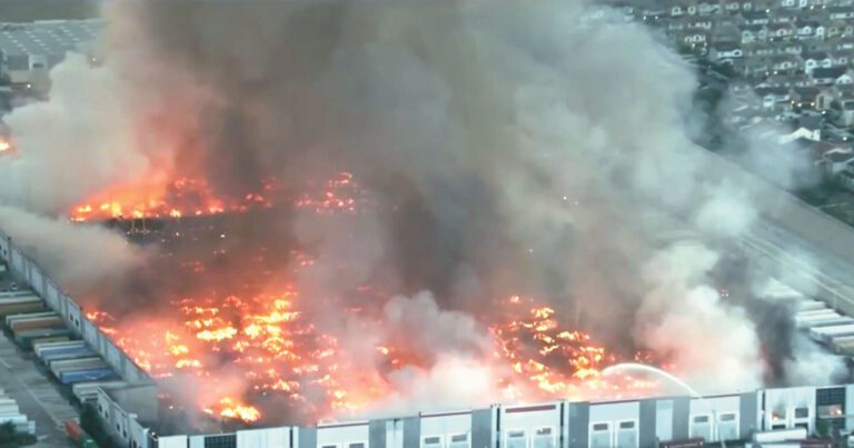 倉庫六級大火，整座建築被燒毀。NBCLA電視畫面