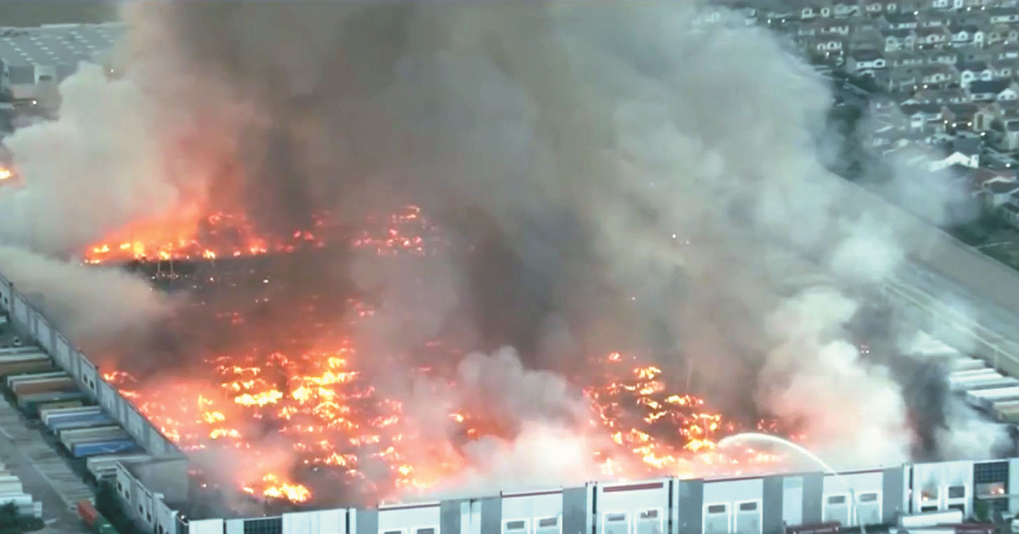 倉庫六級大火,整座建築被燒毀。NBCLA電視畫面