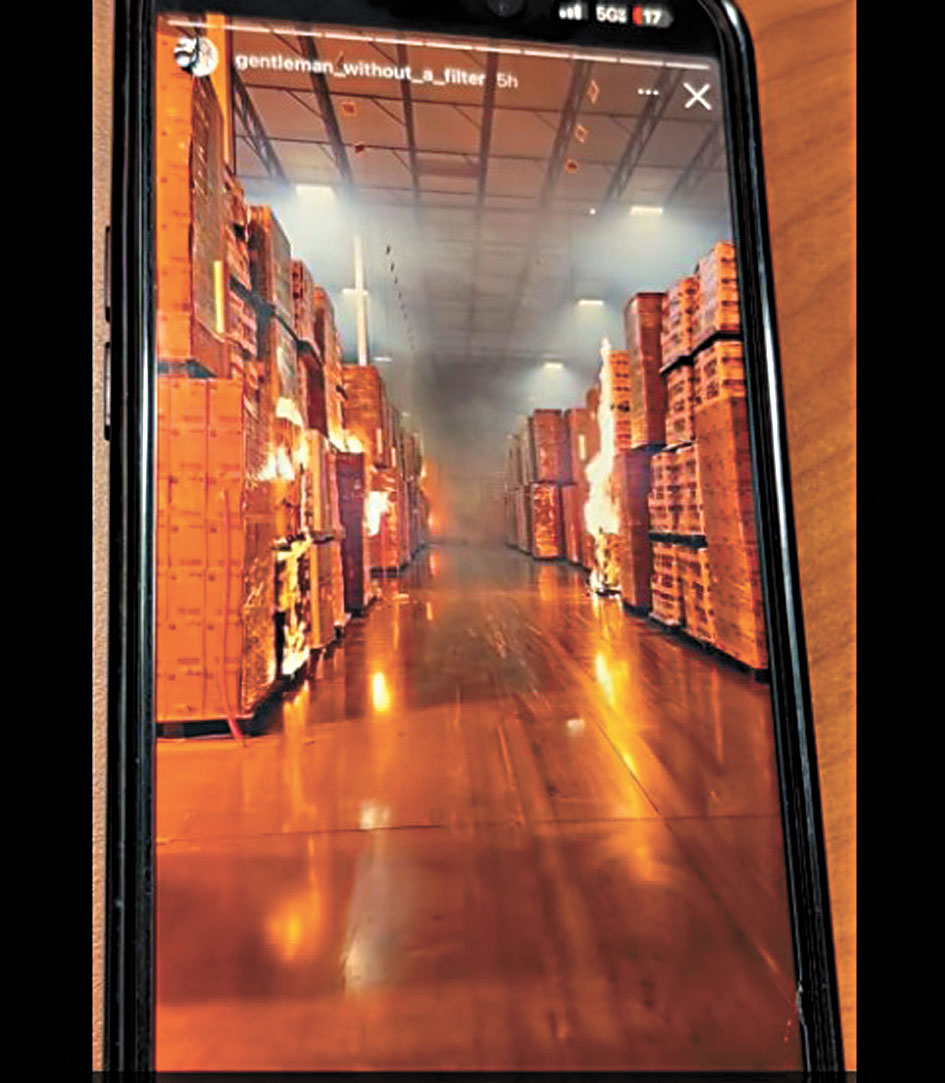 嫌犯涉嫌用打火機點燃倉庫紙製品後將影片上傳社交媒體帳號。聯邦檢察官辦公室