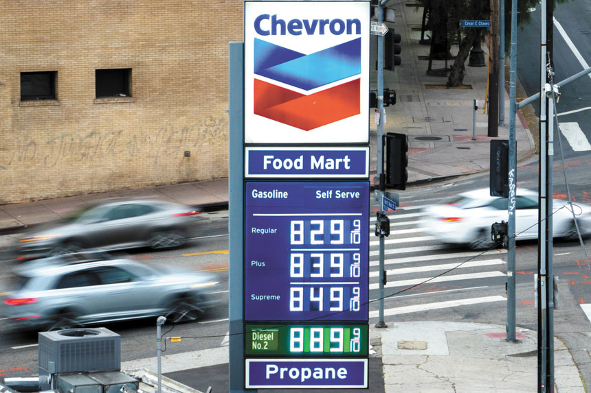 汽油價格推高通脹，明年社安金漲幅或超預期。美聯社資料圖片