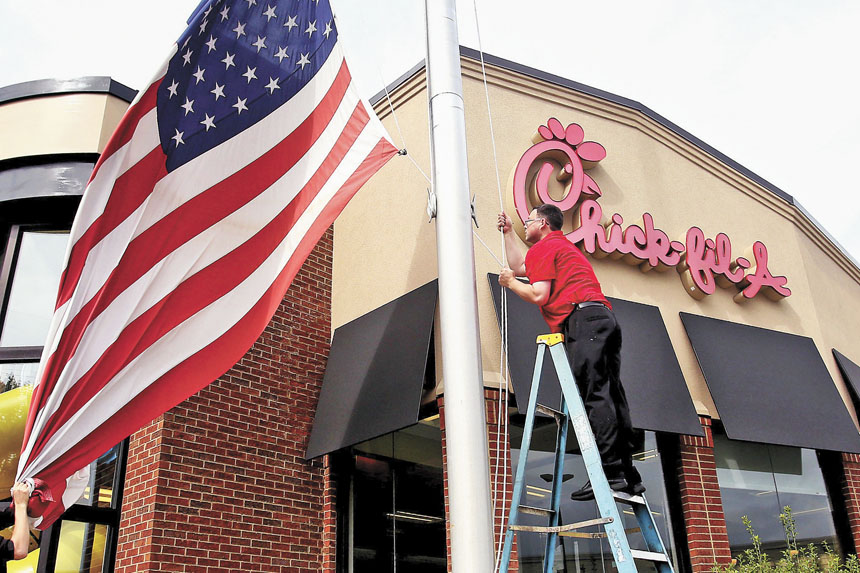 Chick-fil-A員工降下餐廳外的美國旗。Alan Campbell/Rocky Mount Telegram/美聯社