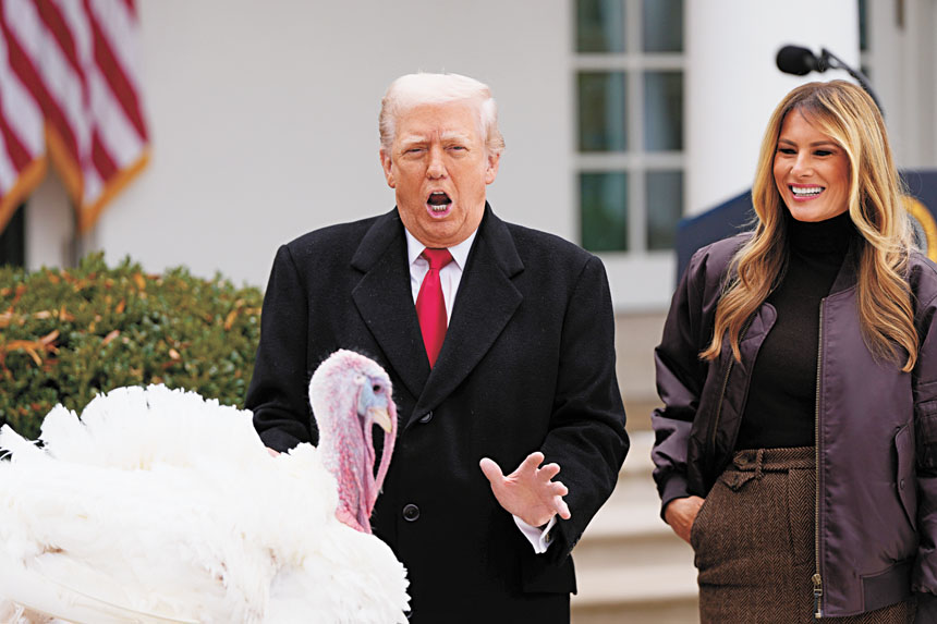 特朗普總統與夫人梅蘭尼婭去年感恩節前在白宮特赦火雞。美聯社資料圖片