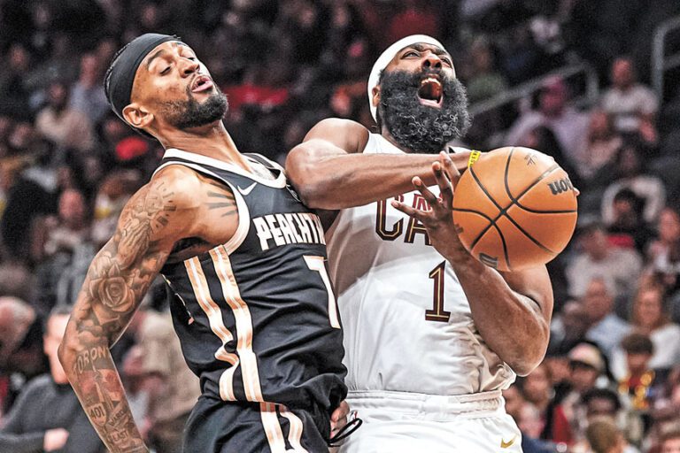 哈登（右）受到老鷹隊後衛沃克的嚴密防守。路透社