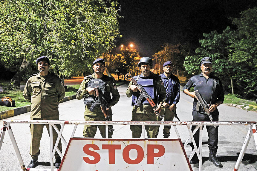 在巴基斯坦首都伊斯蘭堡，警方沿途設立檢查站。路透社