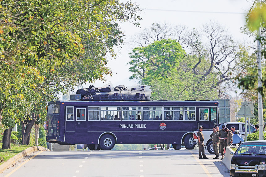 裝有防暴裝備的警車在行駛中。路透社